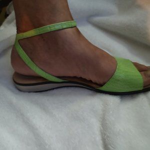 WOMENS SIZE 12M "ROS HOMMERSON" LIME GREEN CROCO EMBOSSED LEATHER SANDAL